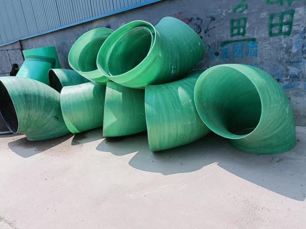 在涂有脱模具的模具上以手工铺放结合,使二者粘接在一起,制造玻璃钢